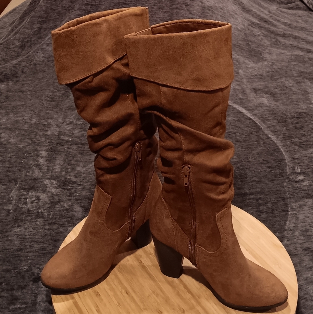 Knee High Camel Colored Heeled Boots Womens Size:6.5